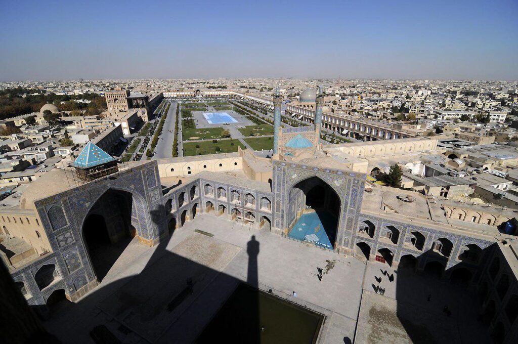 The legendary downfall of a truth - Esfahan Ziba